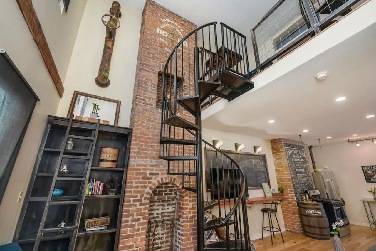 Hostwise - The Ocala - Free Parking, Cool Space, Spiral Stairs Holiday home *