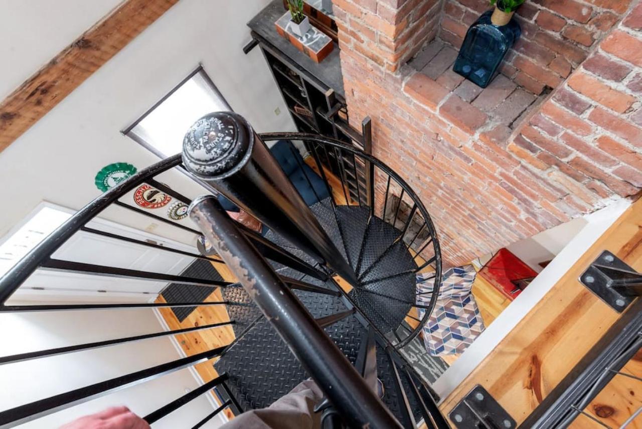 Hostwise - The Ocala - Free Parking, Cool Space, Spiral Stairs Holiday home