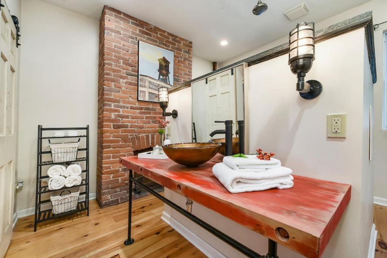 Ferienhaus Hostwise - The Ocala - Free Parking, Cool Space, Spiral Stairs Pittsburgh